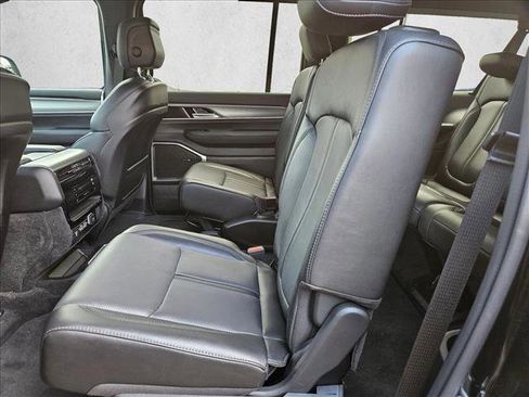 Used 2025 Jeep Wagoneer L Series II w/ Premium Group I image 16