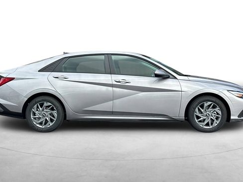 Used 2026 Hyundai Elantra Hybrid FWD image 9