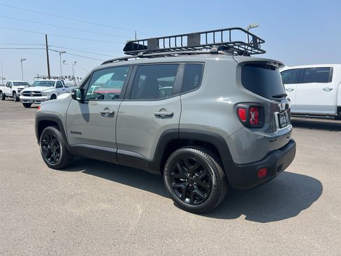 Used 2022 Jeep Renegade Altitude w/ Convenience Group AWD/4WD image 4