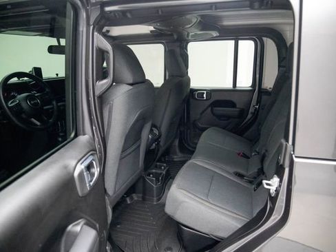 Used 2025 Jeep Gladiator Sport AWD/4WD image 16