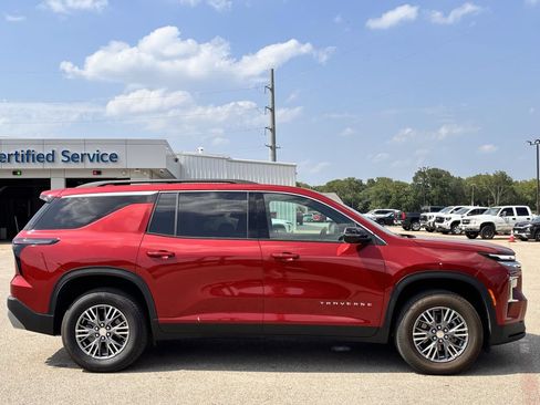 Used 2025 Chevrolet Traverse LT w/ Driver Confidence Package FWD image 4