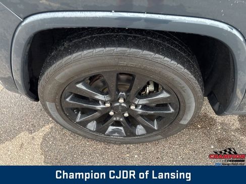 Used 2017 Jeep Grand Cherokee Altitude image 2