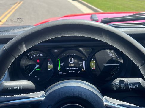 Used 2025 Jeep Wrangler Sahara image 27