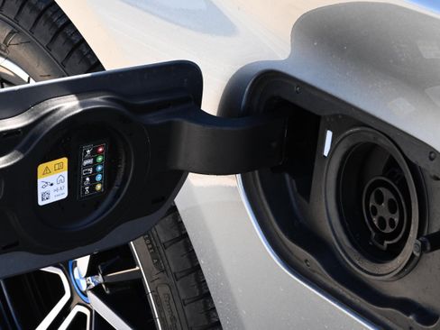 Certified 2022 BMW 530e w/ Premium Package image 36