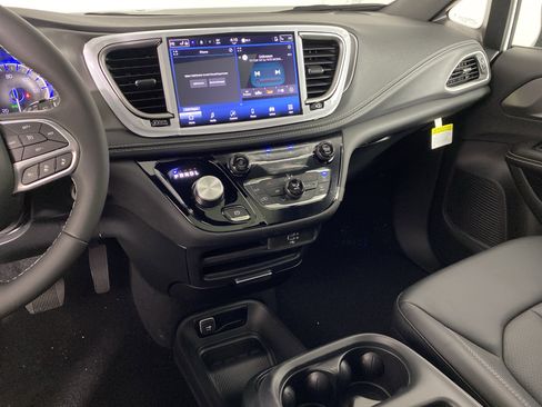 New 2026 Chrysler Pacifica Select FWD image 25