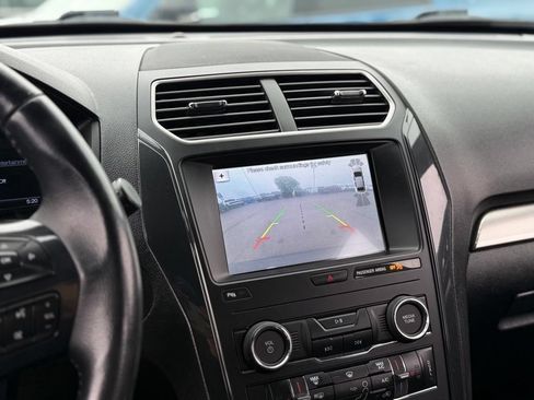 Used 2019 Ford Explorer XLT AWD/4WD image 3