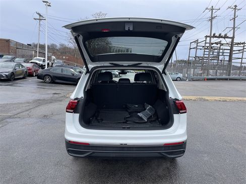 Used 2022 Volkswagen Tiguan SE w/ Panoramic Sunroof Package image 13