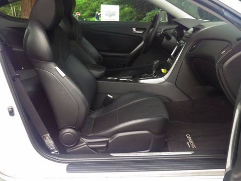 Used 2011 Hyundai Genesis 3.8 RWD image 13
