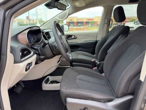 Used 2023 Chrysler Voyager LX FWD image 14