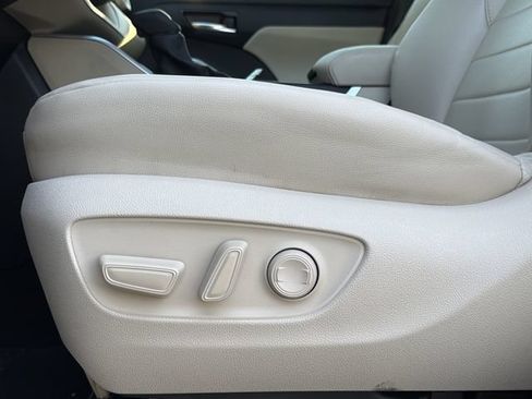 Used 2024 Toyota Highlander XLE FWD image 21
