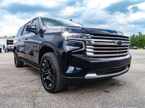 Used 2024 Chevrolet Suburban High Country w/ Advanced Technology Package image 7