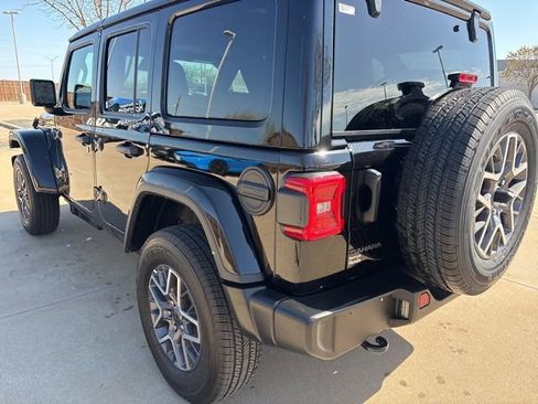 Used 2026 Jeep Wrangler Unlimited Sahara AWD/4WD image 4