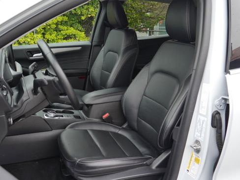Certified 2025 Ford Escape Platinum AWD/4WD image 30