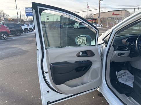 Used 2018 Chrysler Pacifica Touring-L Plus image 12