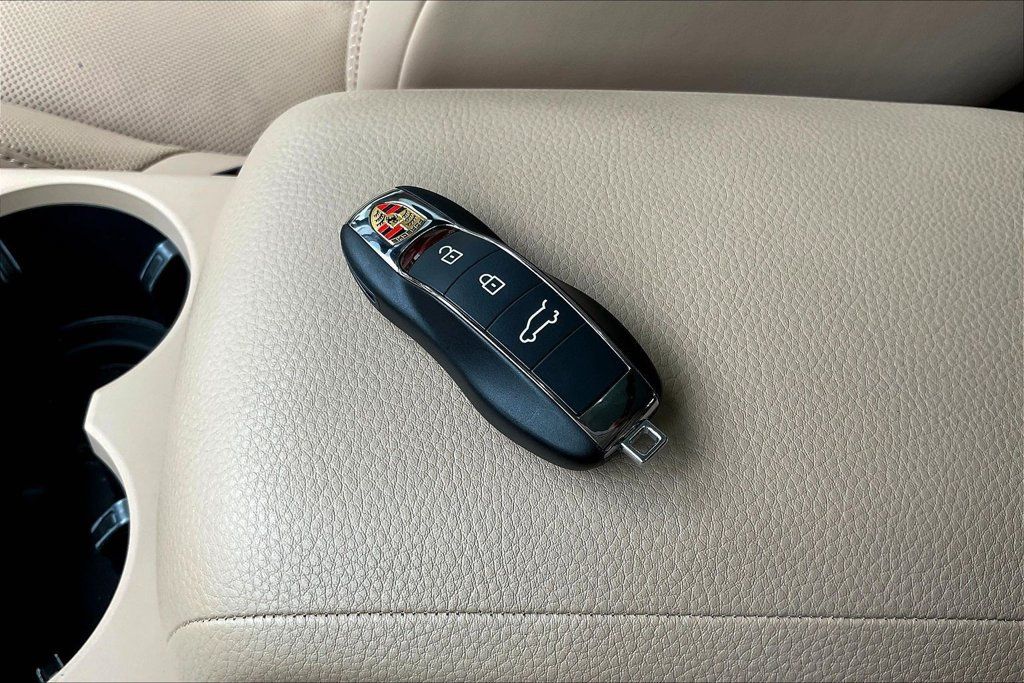 Used 2022 Porsche Macan S AWD/4WD image 34