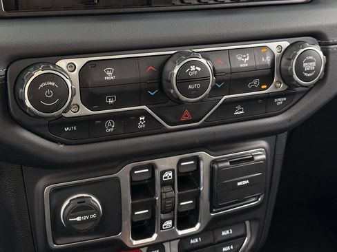 Used 2025 Jeep Wrangler Unlimited Rubicon image 16