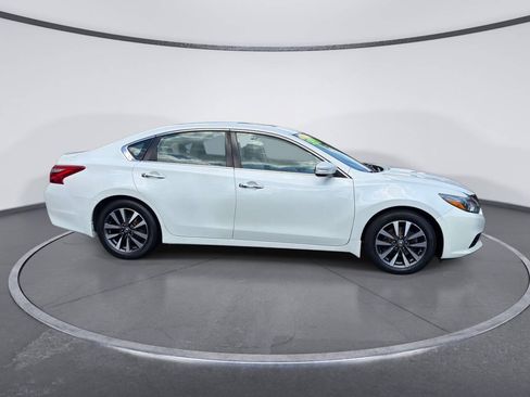 Used 2017 Nissan Altima 2.5 SL w/ Technology Package FWD image 5