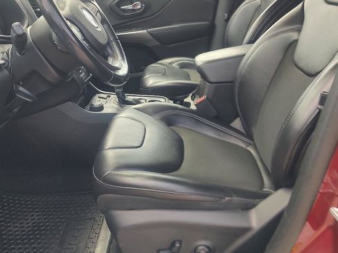 Used 2019 Jeep Cherokee Latitude Plus w/ Cold Weather Group AWD/4WD image 10