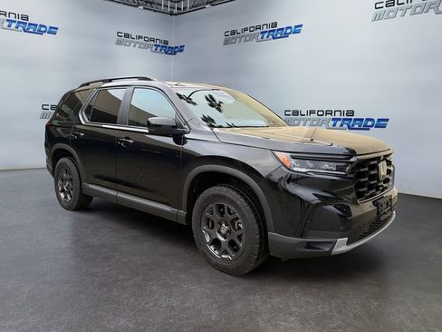 Used 2025 Honda Pilot TrailSport image 3
