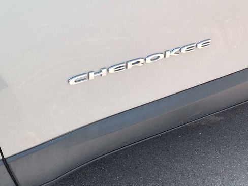 Used 2016 Jeep Cherokee Latitude w/ Cold Weather Group AWD/4WD image 13