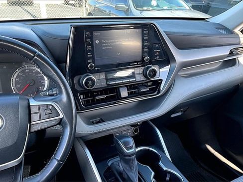 Used 2022 Toyota Highlander LE image 9