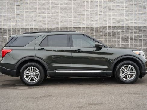 Used 2024 Ford Explorer XLT w/ Equipment Group 202A image 4