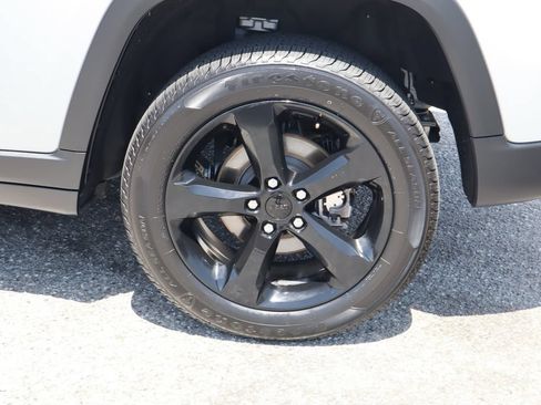 Used 2023 Jeep Grand Cherokee Altitude AWD/4WD image 13
