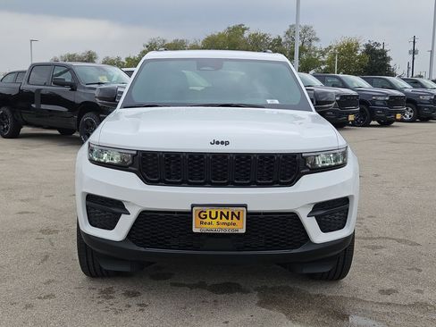 New 2025 Jeep Grand Cherokee Altitude image 8