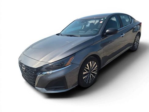 Used 2025 Nissan Altima 2.5 SV FWD image 1