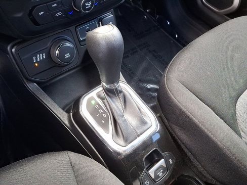 Certified 2021 Jeep Renegade Latitude w/ Luxury Group II image 14