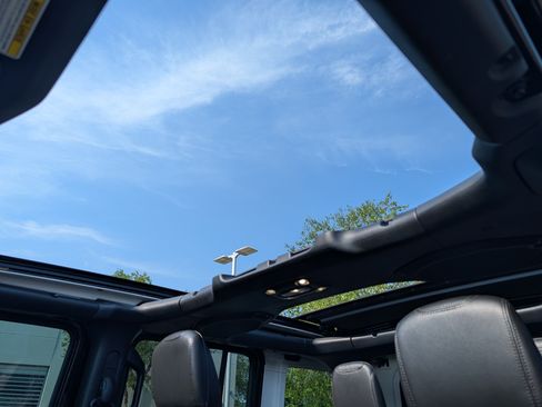 Used 2022 Jeep Wrangler Unlimited Sahara AWD/4WD image 33