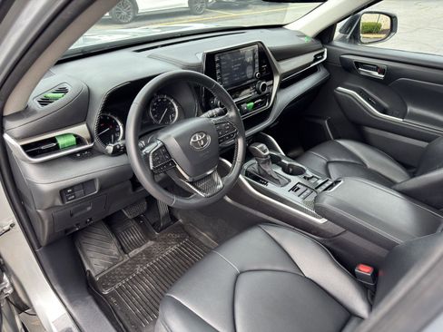 Used 2021 Toyota Highlander XLE AWD/4WD image 22