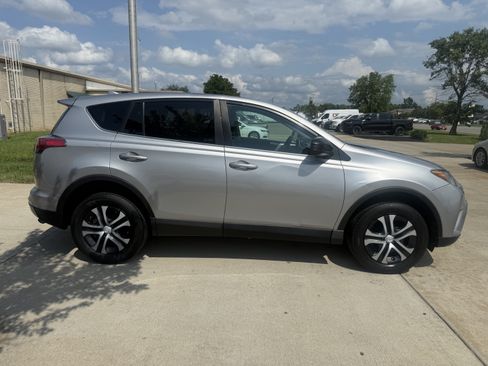 Used 2018 Toyota RAV4 LE FWD image 8
