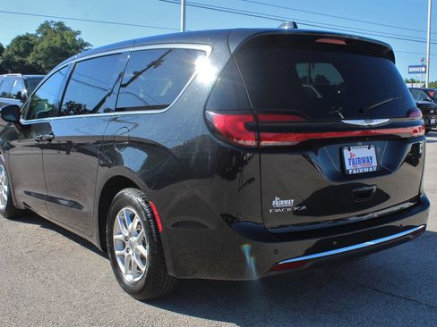 Used 2023 Chrysler Pacifica Touring-L FWD image 7
