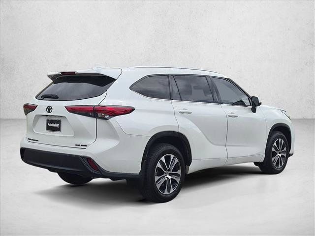 Used 2020 Toyota Highlander XLE AWD/4WD image 5