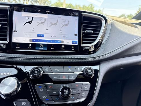 New 2026 Chrysler Pacifica Select image 21