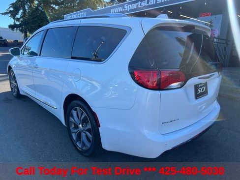 Used 2017 Chrysler Pacifica Limited w/ Tire & Wheel Group FWD image 4