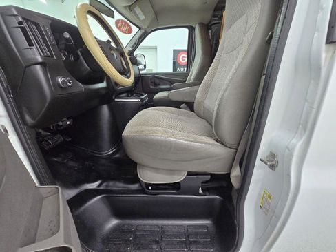 Used 2014 Chevrolet Express 2500 RWD image 8