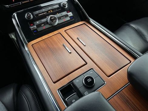 Used 2018 Lincoln Navigator Premiere RWD image 23