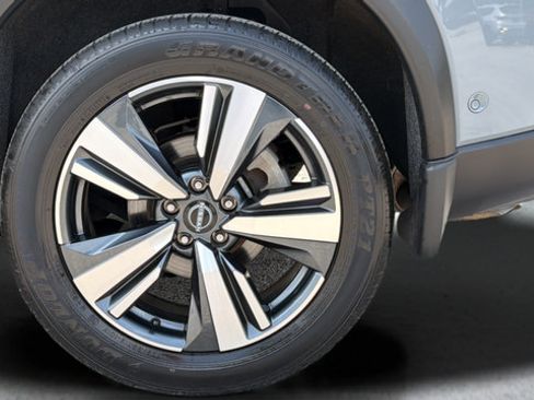 Used 2024 Nissan Rogue SL AWD/4WD image 44