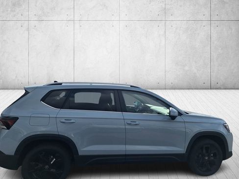 New 2026 Volkswagen Taos SE image 6