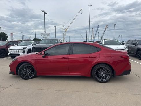 Used 2025 Toyota Camry SE w/ Convenience Package FWD image 5