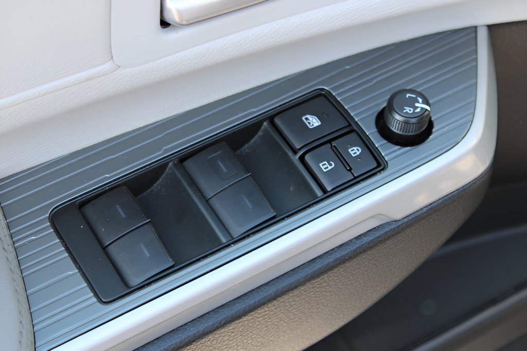 Certified 2025 Toyota Sienna XLE FWD image 18