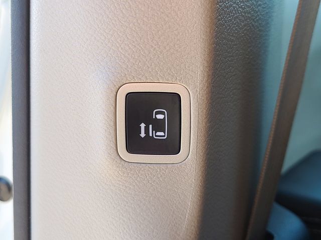 Used 2023 Chrysler Voyager LX FWD image 11