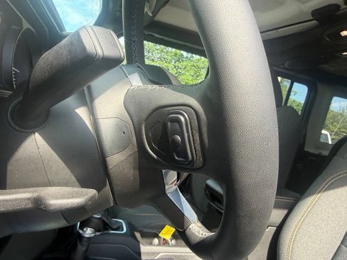Used 2025 Jeep Wrangler Unlimited Sahara AWD/4WD image 17