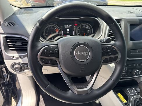 Used 2021 Jeep Cherokee Latitude Plus FWD image 22