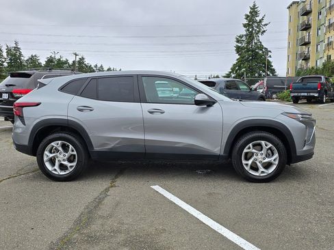 Used 2024 Chevrolet Trax LS w/ LS Convenience Package FWD image 8