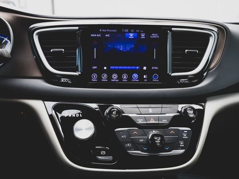 Used 2017 Chrysler Pacifica Touring image 4