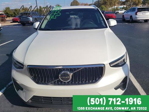 Used 2023 Volvo XC40 B4 Core image 2