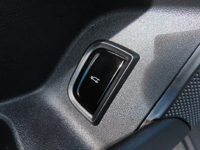 Used 2025 Cadillac Lyriq Luxury w/ LPO, Floor Liner Package AWD/4WD image 11